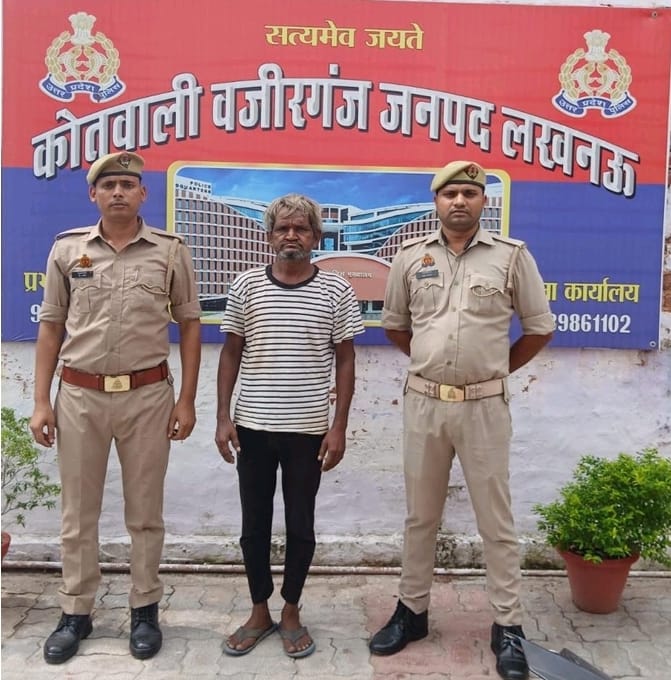 पकड़ा गया आरोपित, मौजूद पुलिस कर्मी
