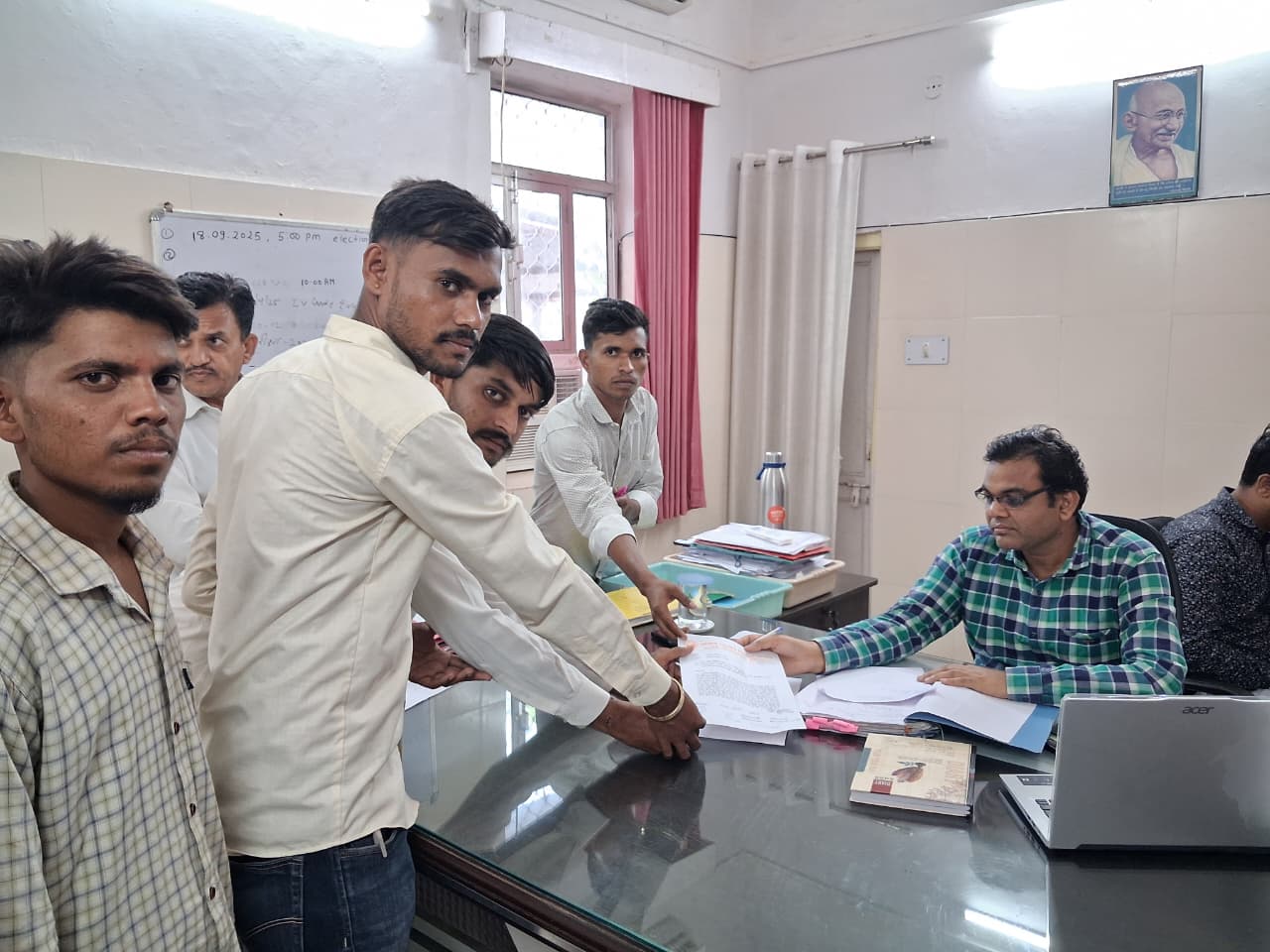 एडीएम को ज्ञापन सोपते हुए