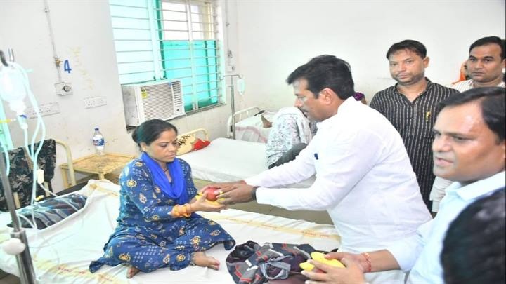 ग्वालियरः सांसद कुशवाह ने जिला चिकित्सालय मुरार में भर्ती मरीजों को बाँटे फल