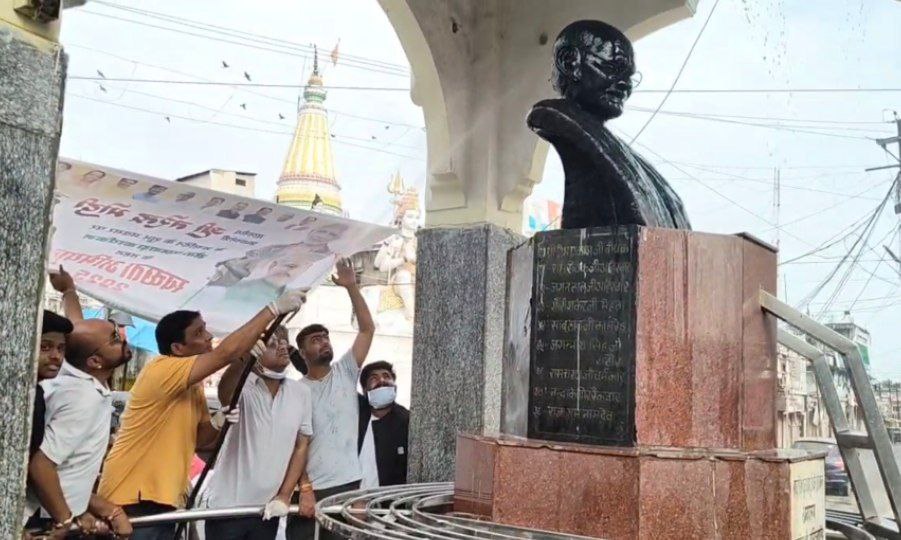 दमोह-नमो के जन्मदिन पर दमोह सांसद राहुल लोधी ने उठाया कचडा,वृक्षारोपण भी किया