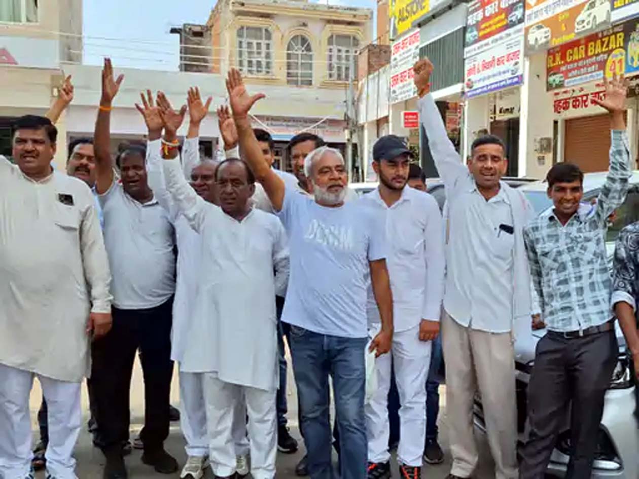 नारेबाजी करते कार डीलर।