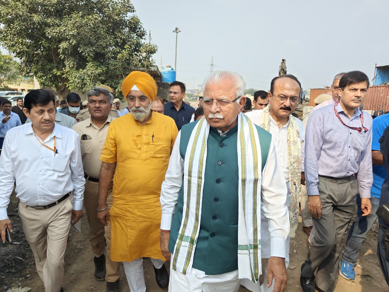 महापौर राजा इकबाल सिंह केंद्रीय आवासन एवं शहरी कार्य मंत्री मनोहर लाल के साथ निरीक्षण करते हुए।