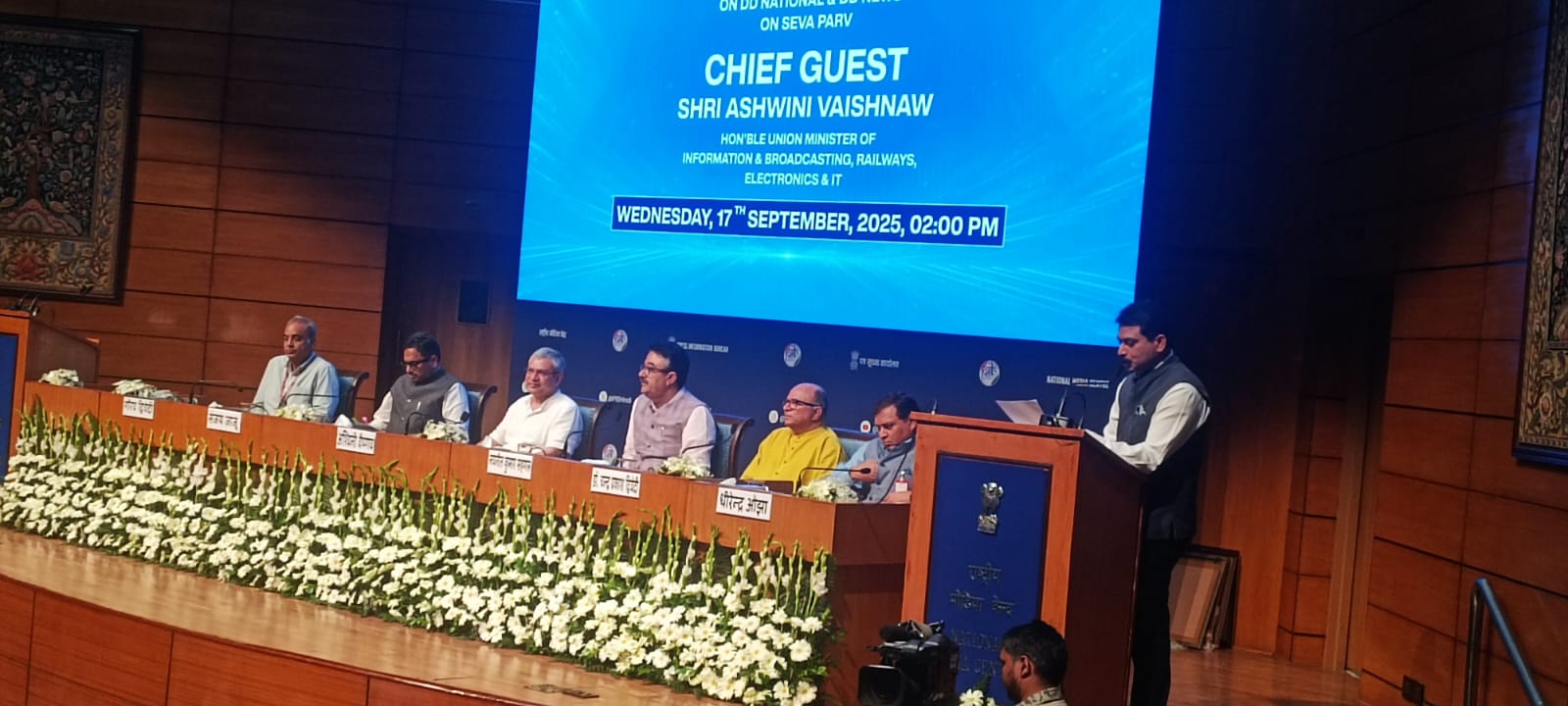 दूरदर्शन पर प्रसारित होने वाले तीन कार्यक्रमों को जारी करते केन्द्रीय मंत्री अश्विनी वैष्णव