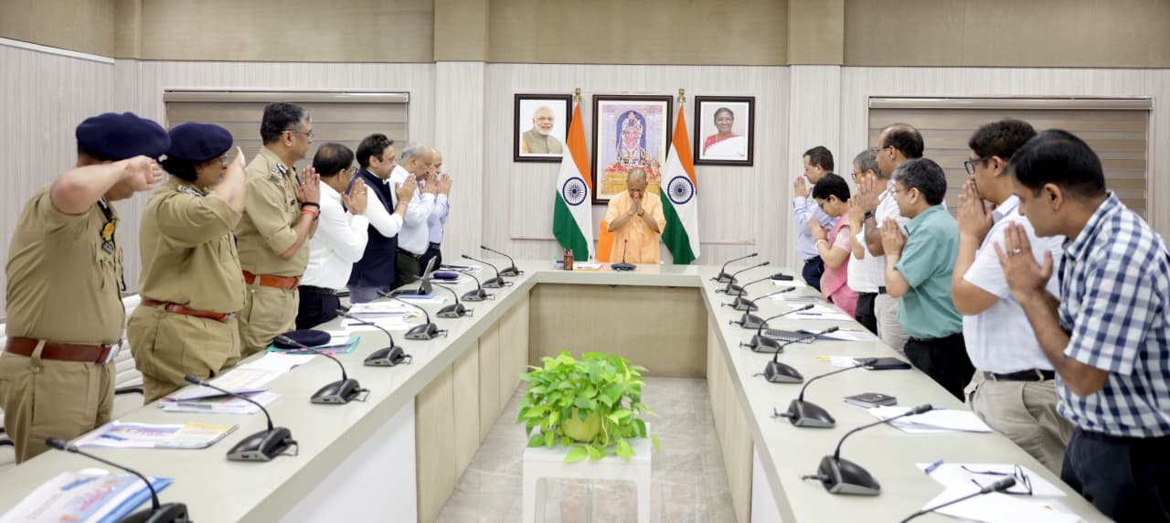 बैठक करते सीएम योगी