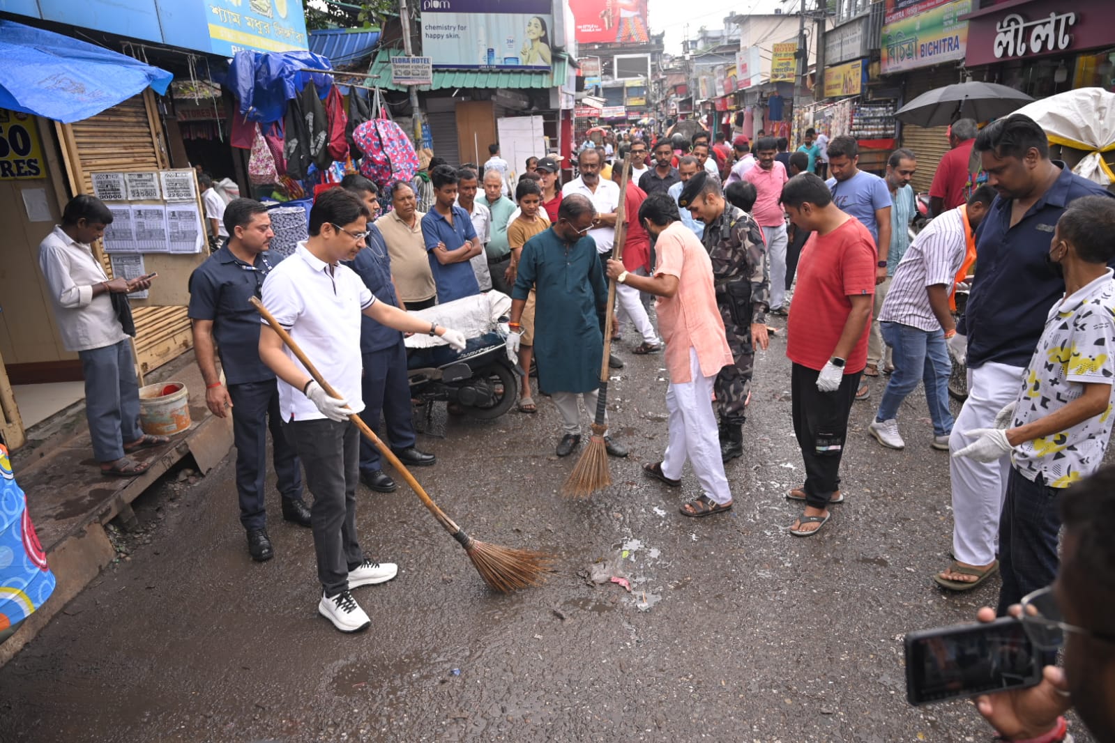 झाड़ू लेकर सफाई करते दार्जिलिंग के सांसद राजू बिष्ट और अन्य कार्यकर्ता