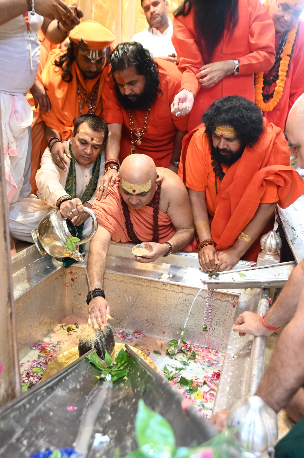 बाबा का अभिषेक  करते sant