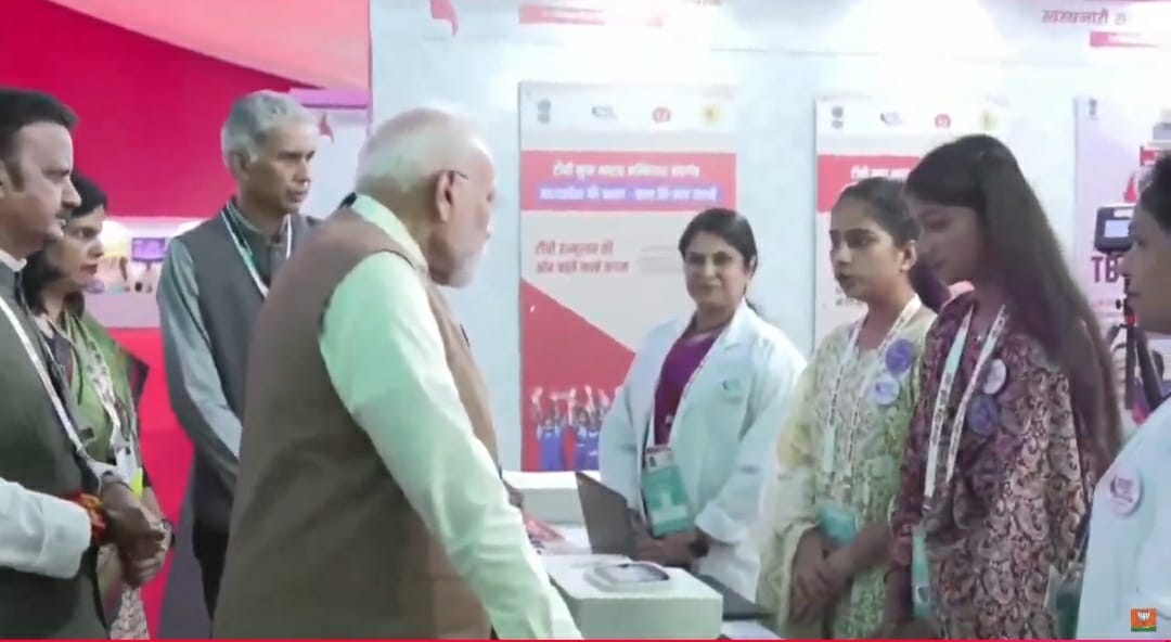 प्रधानमंत्री मोदी धार जिले के भैंसोला में कार्यक्रम स्थल पर पहुंचे
