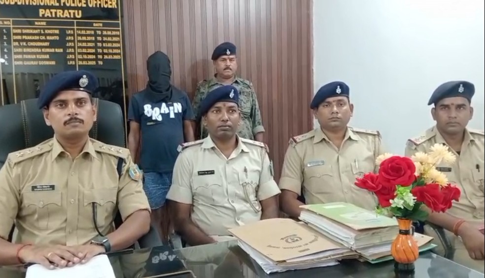 प्रेस कॉन्फ्रेंस करते अधिकारी