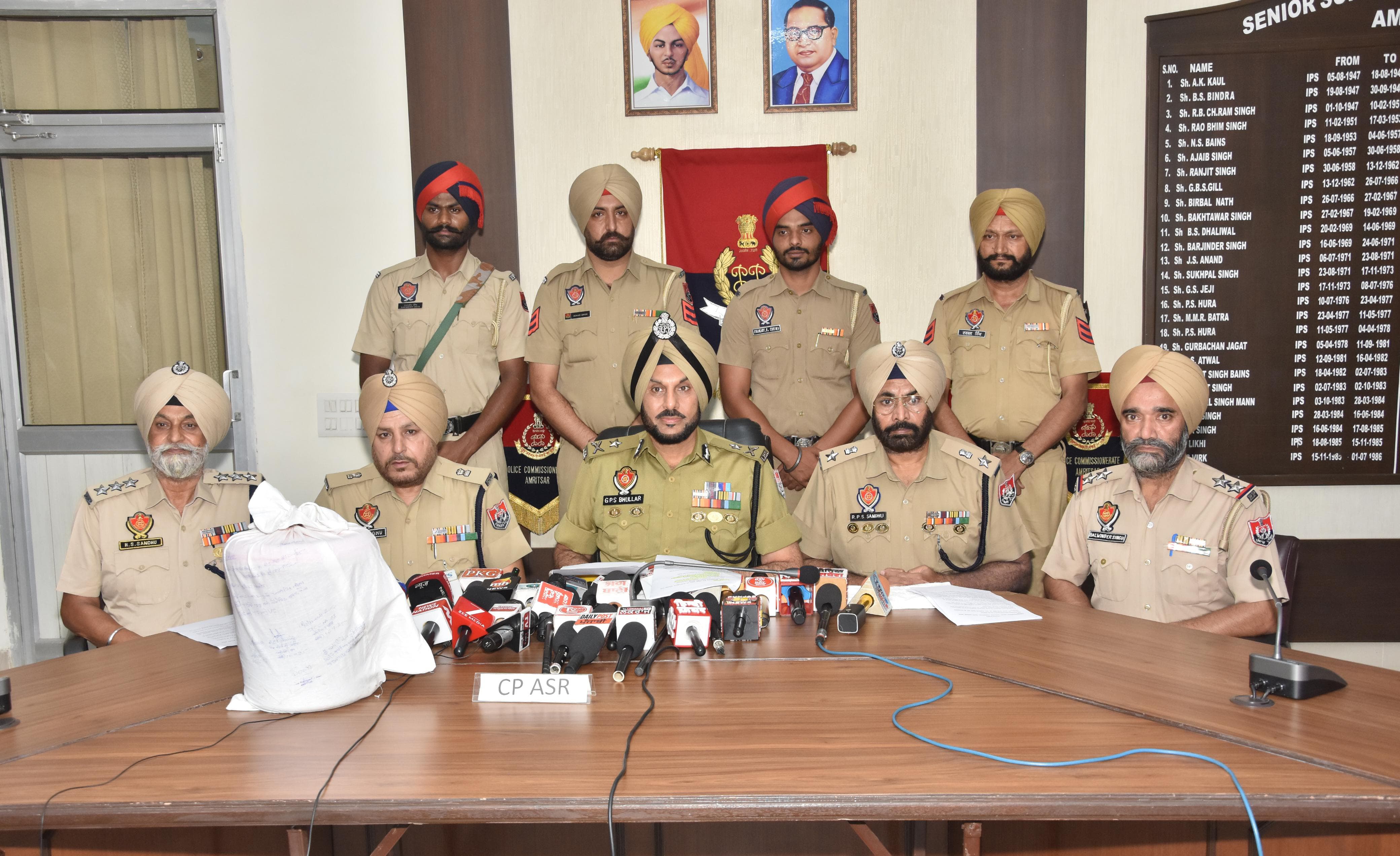 अमृतसर के पुलिस आयुक्त जीएस भुल्लर पकड़े गए आराेपी के साथ