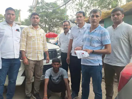 एनसीबी टीम की गिरफ्त में आरोपी।