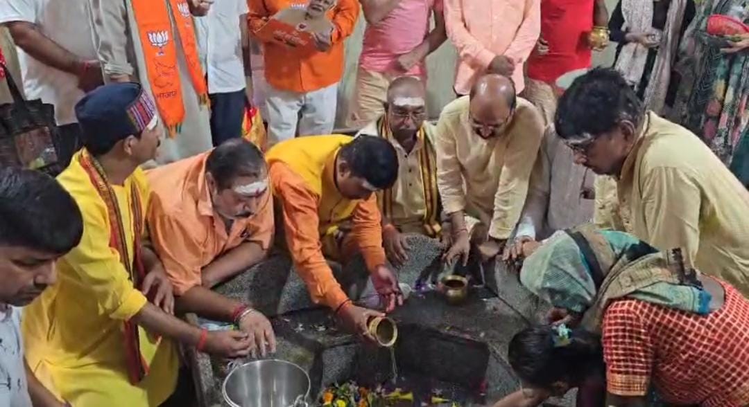 पूजा करते भाजपा नेता