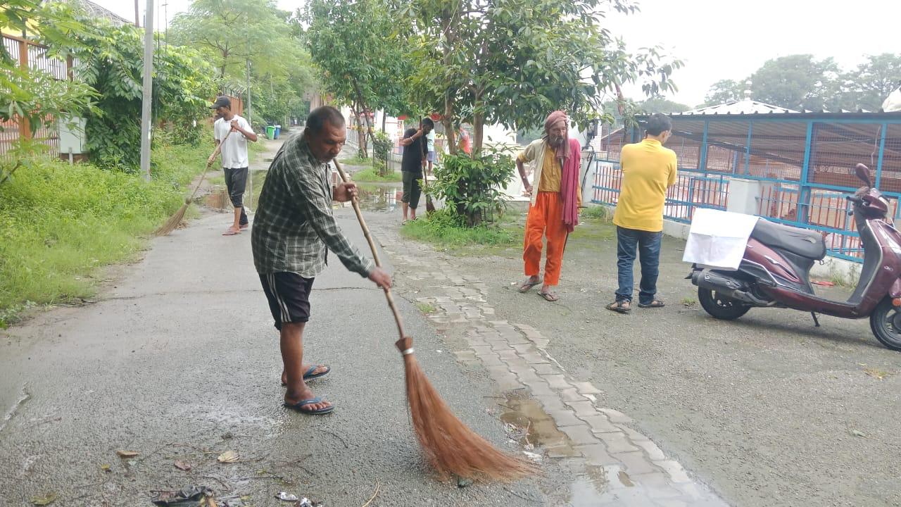 सफाई करते अधिकारी