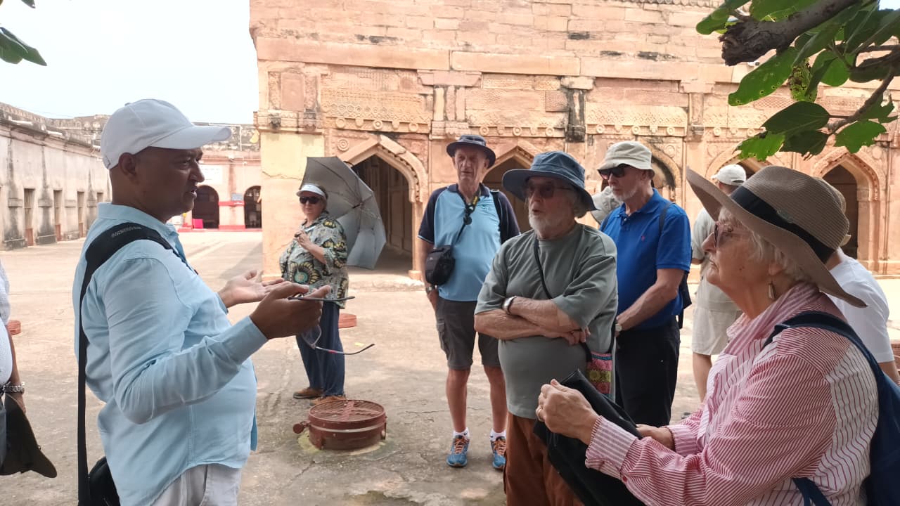 चुनार किले का अवलोकन करते विदेशी पर्यटक।