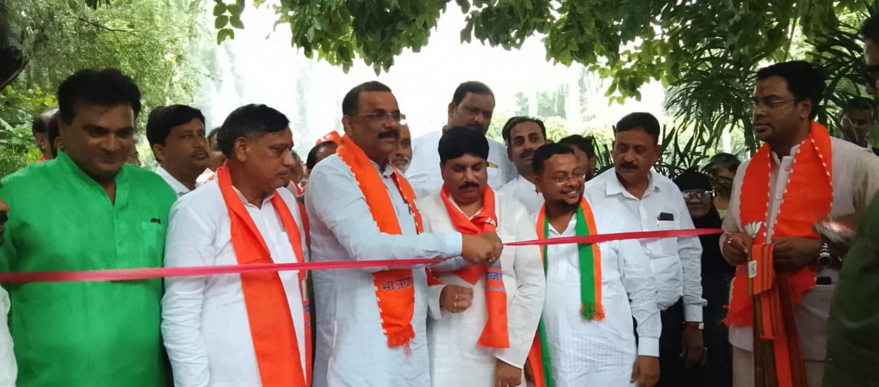 प्रदर्शनी का उद्घाटन करते महापौर अशोक और भाजपा पदाधिकारी
