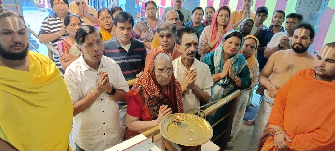 अनुष्ठान में मौजूद श्रद्धालु