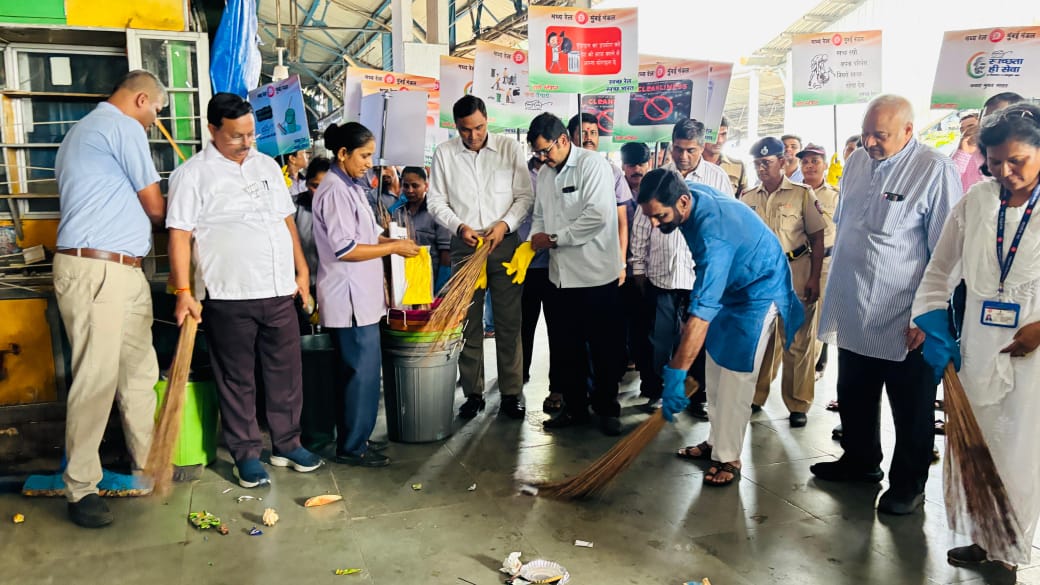 MLA kelkar launched cleaning drive Thane station