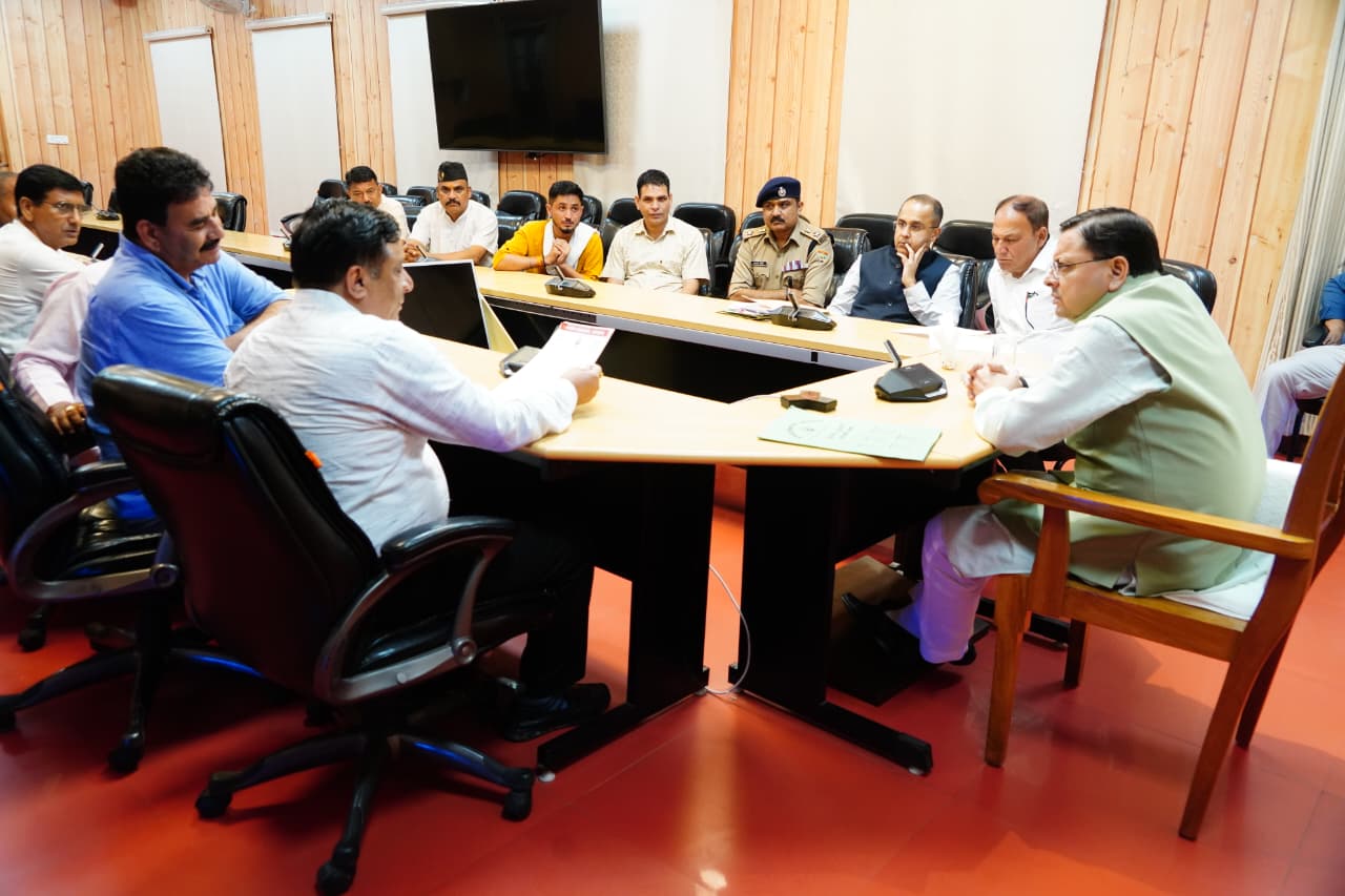 राजकीय शिक्षक संघ के पदाधिकारी मुख्यमंत्री आवास में मुख्यमंत्री पुष्कर सिंह धामी से मुलाकात करते।