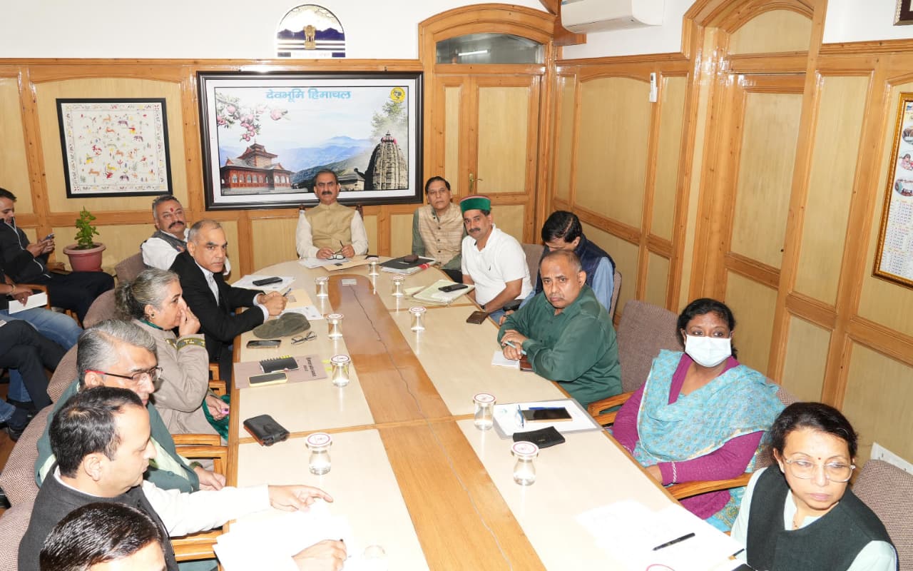 मुख्यमंत्री समीक्षा करते हुए