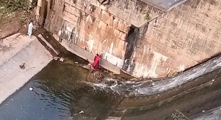 डैम के नीचे फोटो रिल बनाती दो महिलाएं