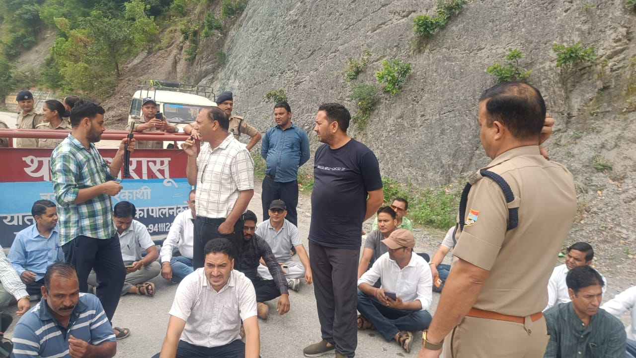 पुलिस के विरोध में ऋषिकेश गंगोत्री हाईवे पर धरना देते हुए शिक्षक