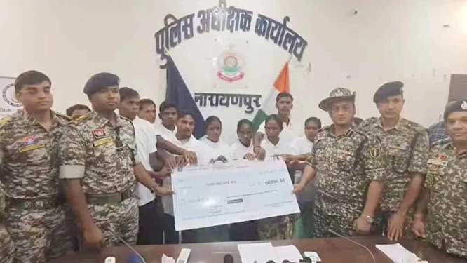12 नक्सलियों ने किया आत्मसमर्पण