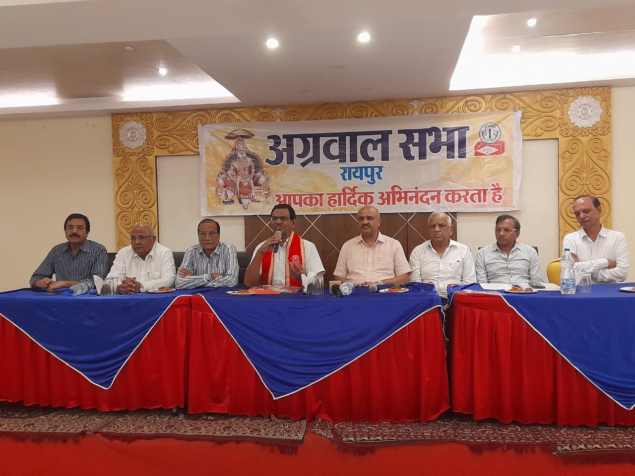 अग्रसेन जयंती के मुख्य कार्यक्रम की जानकारी देते अग्रवाल सभा के अध्‍यक्ष विजय अग्रवाल