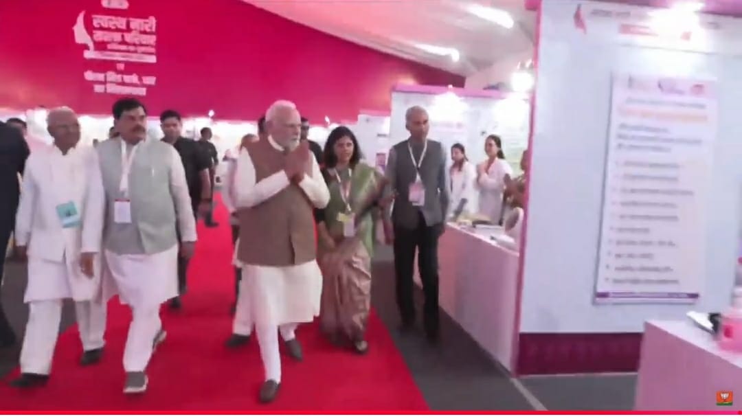प्रधानमंत्री मोदी धार जिले के भैंसोला में कार्यक्रम स्थल पर पहुंचे