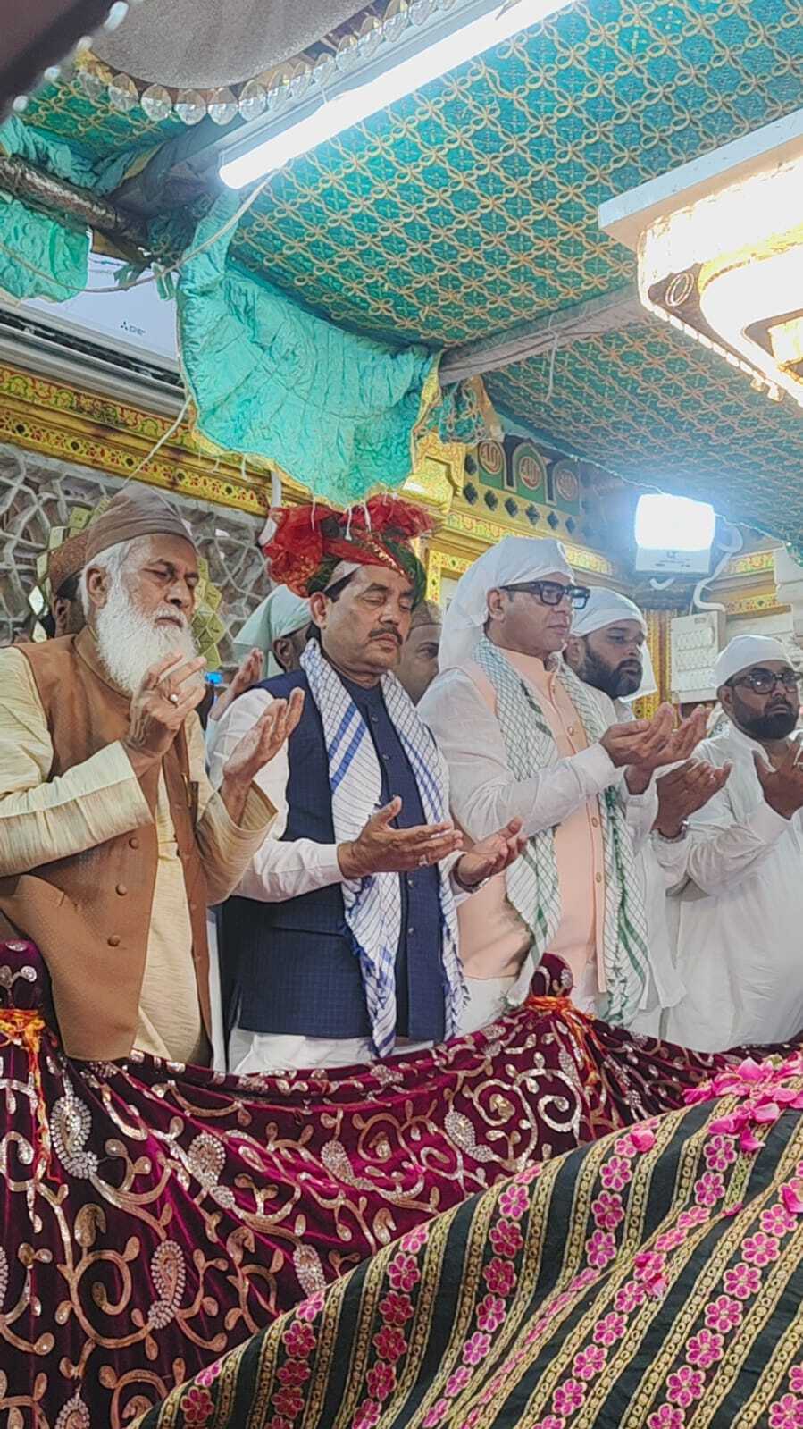 प्रधानमंत्री नरेंद्र मोदी  के 75 वें जन्मदिवस पर हजरत निजामुद्दीन औलिया की दरगाह पर चादर चढ़ाई गई