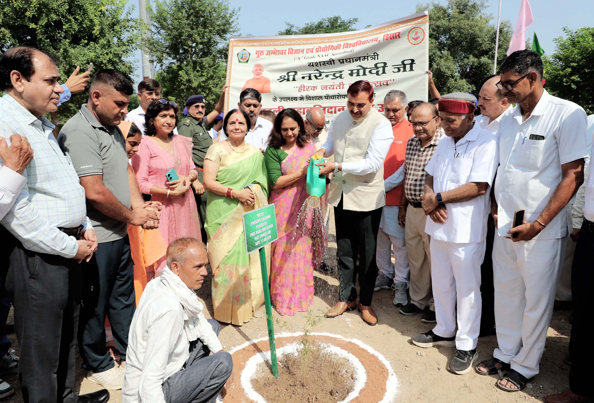 खेजड़ली महाबलिदान स्मृति उद्यान में पौधा रोपित करते कुलपति प्रो.नरसी राम बिश्नोई।