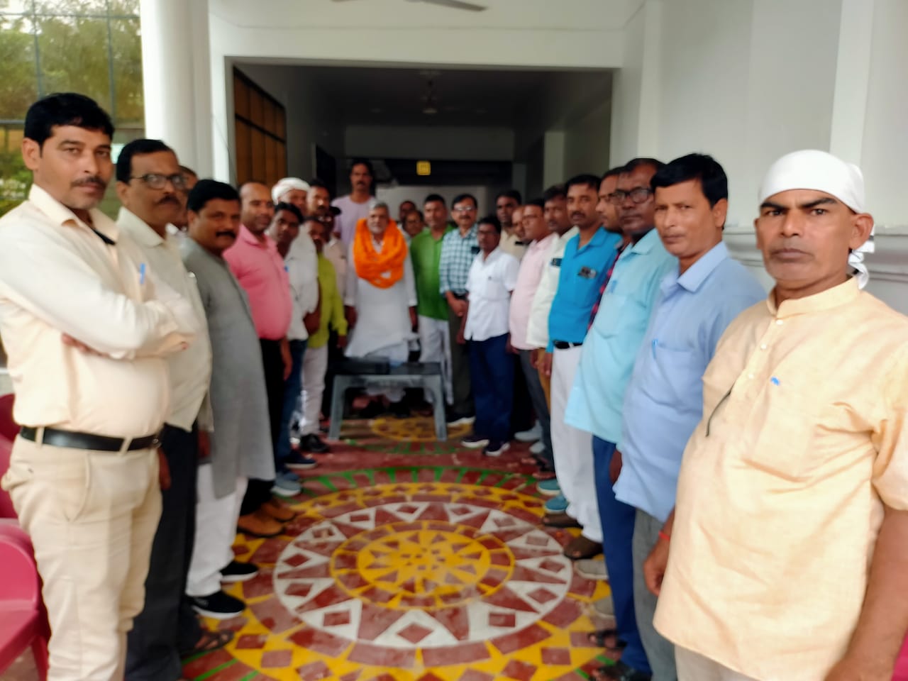 जनपद के शिक्षामित्रों ने  एमएलसी देवेंद्र प्रताप सिंह  का सम्मान व आभार प्रकटकर ज्ञापन सौंपा*