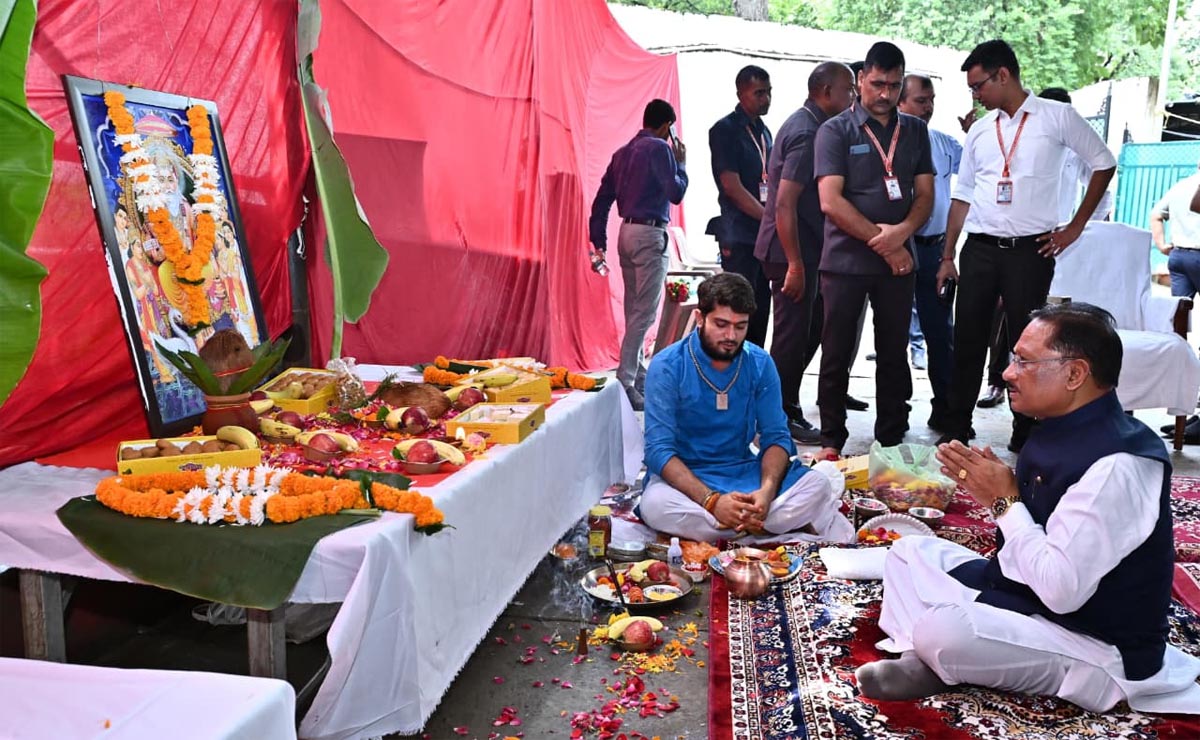 मुख्यमंत्री साय भगवान विश्वकर्मा की पूजा अर्चना करते मुख्यमंत्री साय भगवान विश्वकर्मा की पूजा अर्चना करते