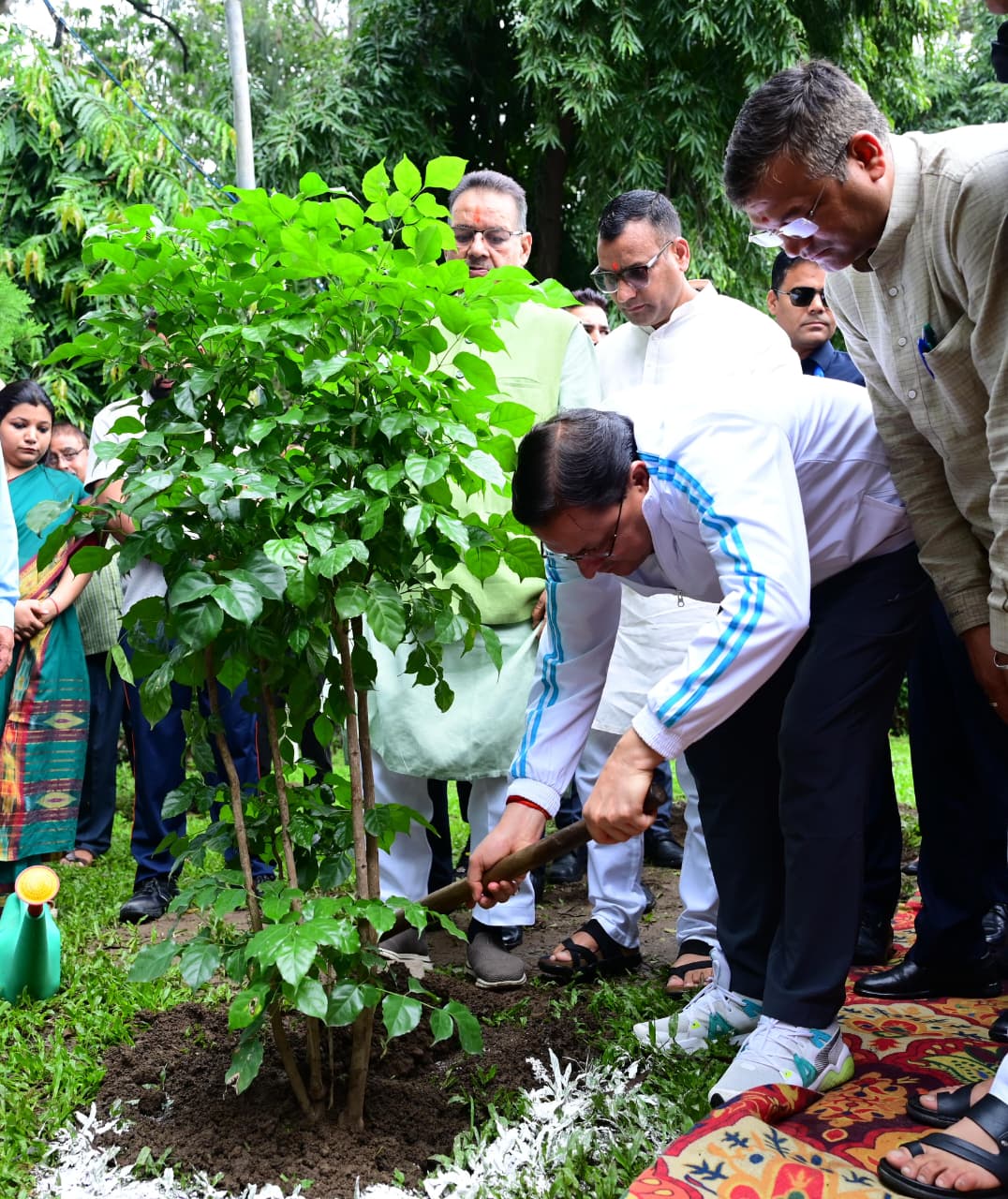 मुख्यमंत्री पुष्कर सिंह धामी बुधवार को स्वच्छ उत्सव-2025 कार्यक्रम  में।