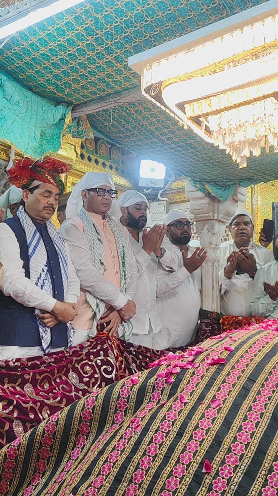 निजामुद्दीन औलिया की दरगाह पर चादर चढ़ाई गई