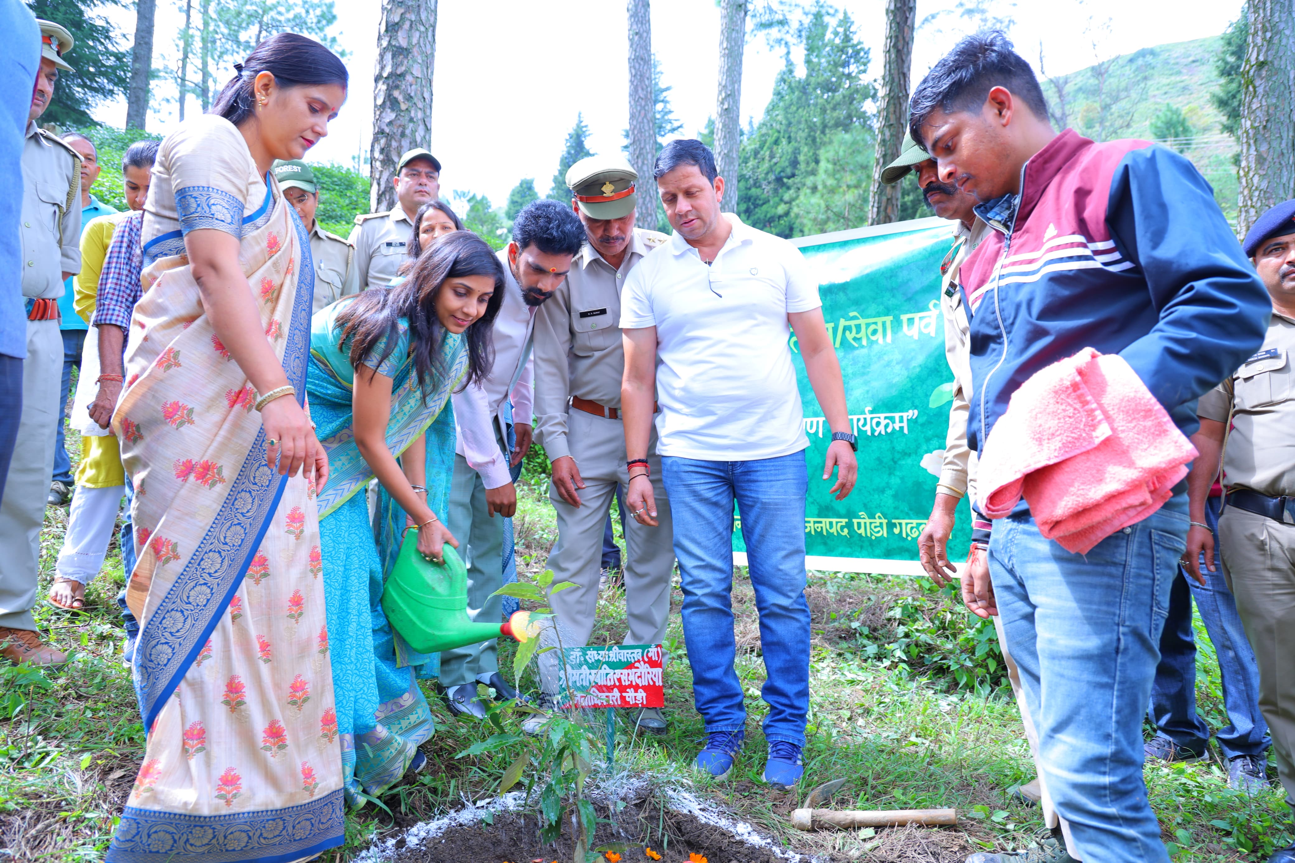 पौधरोपण करते अधिकारी कर्मचारी
