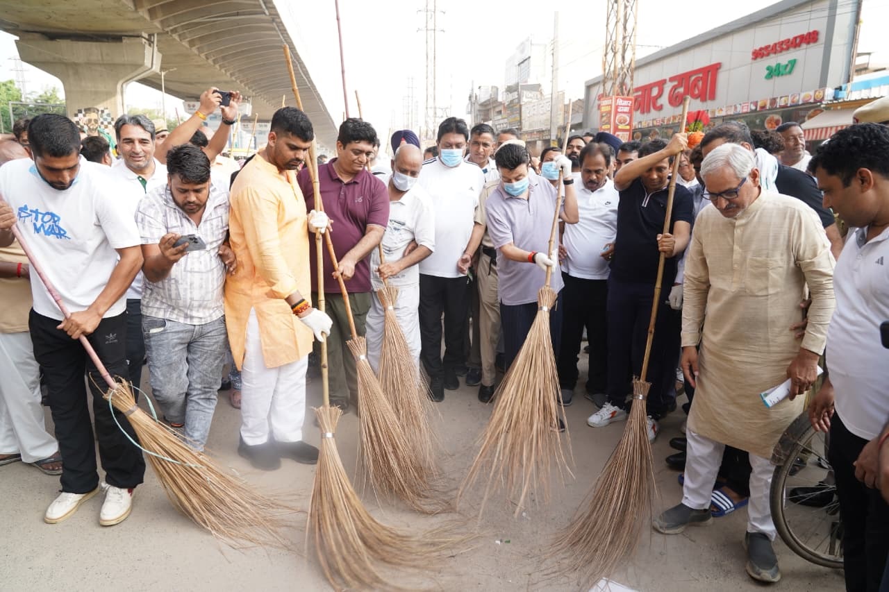 गुरुग्राम के बादशााहपुर में झाडृू लगाकर स्वच्छता अभियान का संदेश देते मंत्री राव नरबीर सिंह।