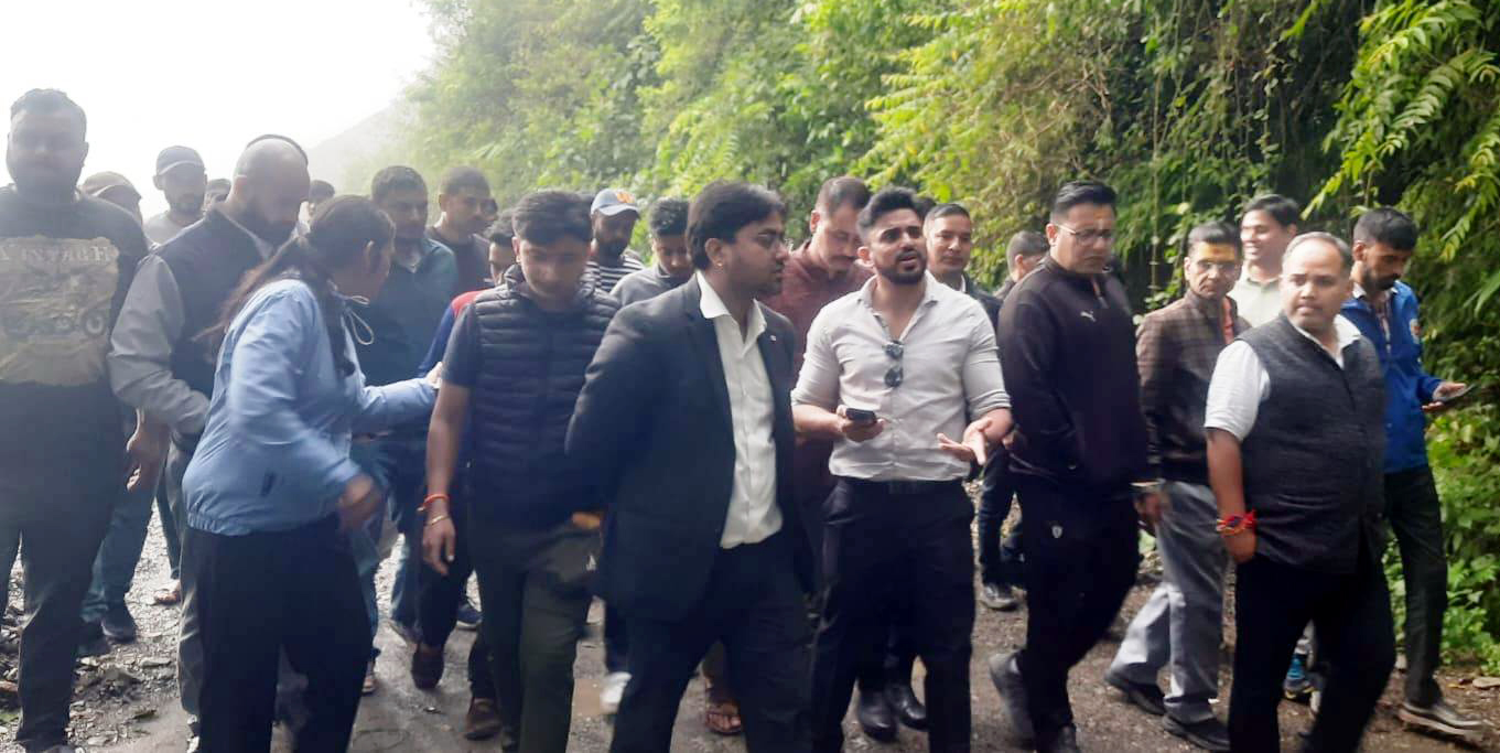 बजून के दुधिला तोक में अतिवृष्टि की घटना के बाद पहुंचे अधिकारी और भाजपाई। बजून के दुधिला तोक में अतिवृष्टि की घटना के बाद पहुंचे अधिकारी और भाजपाई।