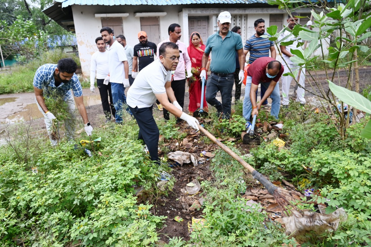 जांजगीर कलेक्टर जन्मेजय महोबे ने जिले में सेवा पखवाड़ा अंतर्गत स्वच्छता अभियान का किया शुभारंभ