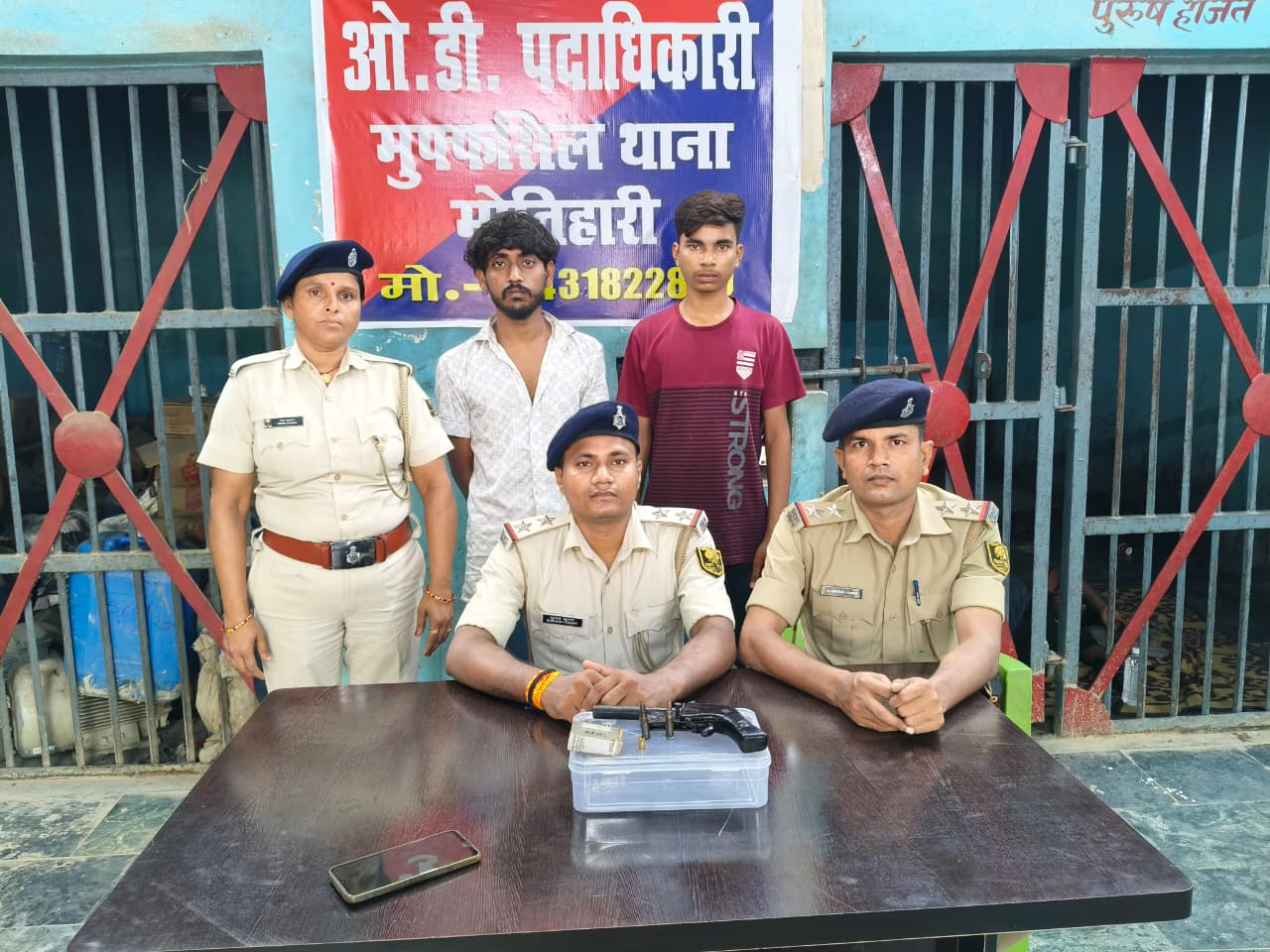 पुलिस गिरफ्त में दोनो अपराधी पुलिस गिरफ्त में दोनो अपराधी