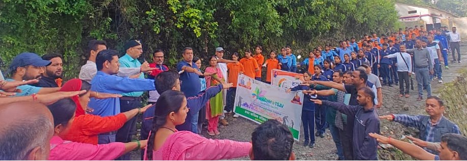गोपेश्वर में स्वच्छता की शपथ लेते हुए लोग।