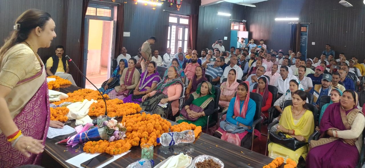 पोखरी में कार्यकर्ताओं को संबोधित करती हुई एआईसीसी पर्यवेक्षक आराधना मिश्रा।