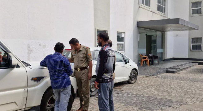 पुलिस जांच पड़ताल करते हुए