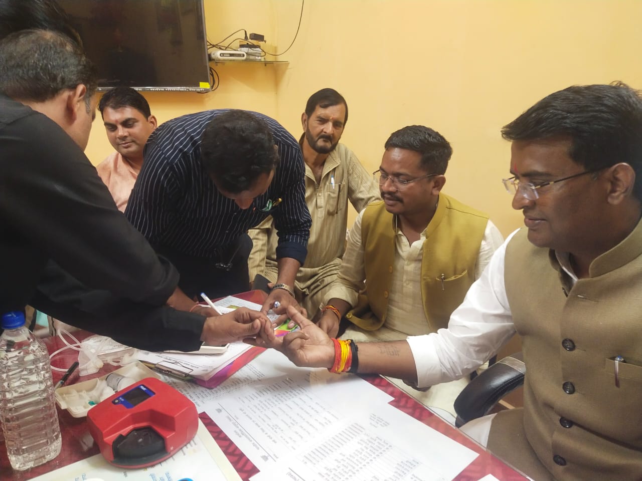 प्रभारी मंत्री रक्त प‍रिक्षण कराते हुए