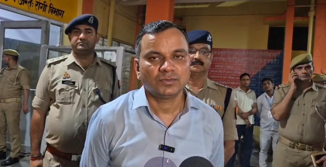 दो थाना क्षेत्रों में गोवध आरोपितों से पुलिस की हुई मुठभेड़ की जानकारी देते वरिष्ठ पुलिस अधीक्षक सतपाल अंतिल। दो थाना क्षेत्रों में गोवध आरोपितों से पुलिस की हुई मुठभेड़ की जानकारी देते वरिष्ठ पुलिस अधीक्षक सतपाल अंतिल।