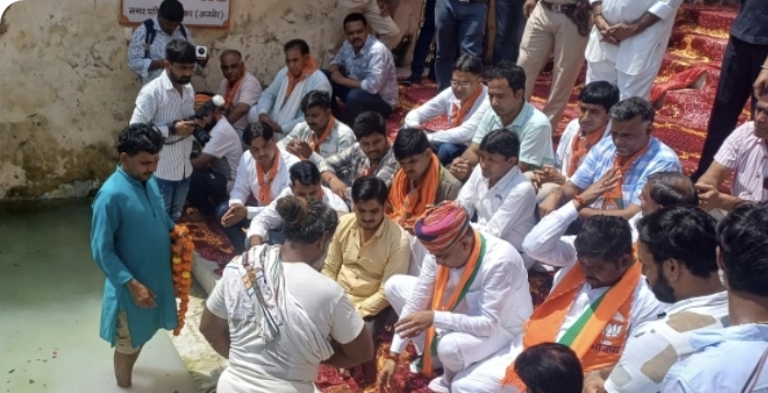 पुष्कर सरोवर में दुग्धाभिषेक, दरगाह गरीब नवाज़ पर चढ़ाई चादर, बीमा शिविर से महिलाओं को राहत