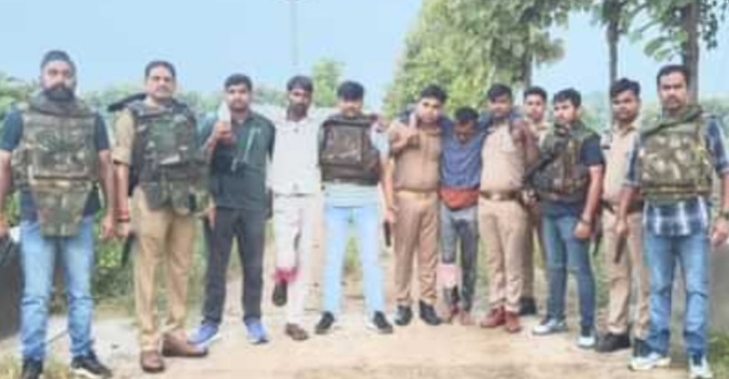 घायलों को उपचार के लिए ले जाती पुलिस
