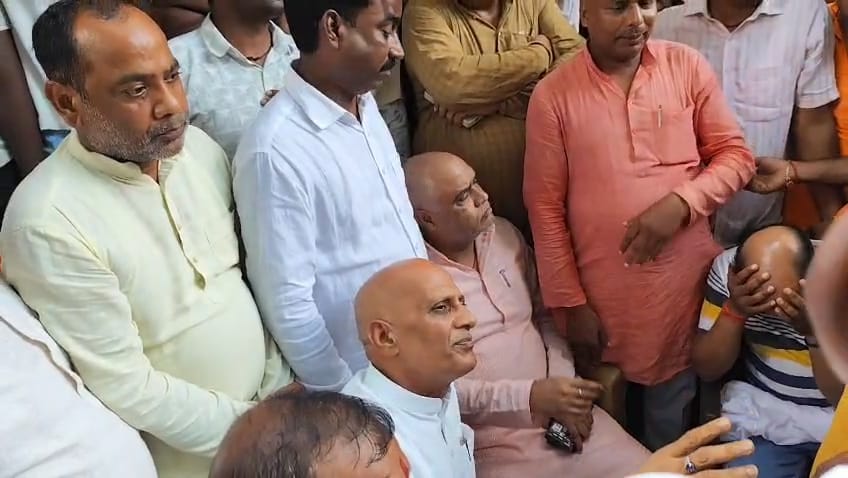 पशु तस्करों द्वारा छात्र की हत्या मामले में गांव पहुंचे विधायक का विरोध*