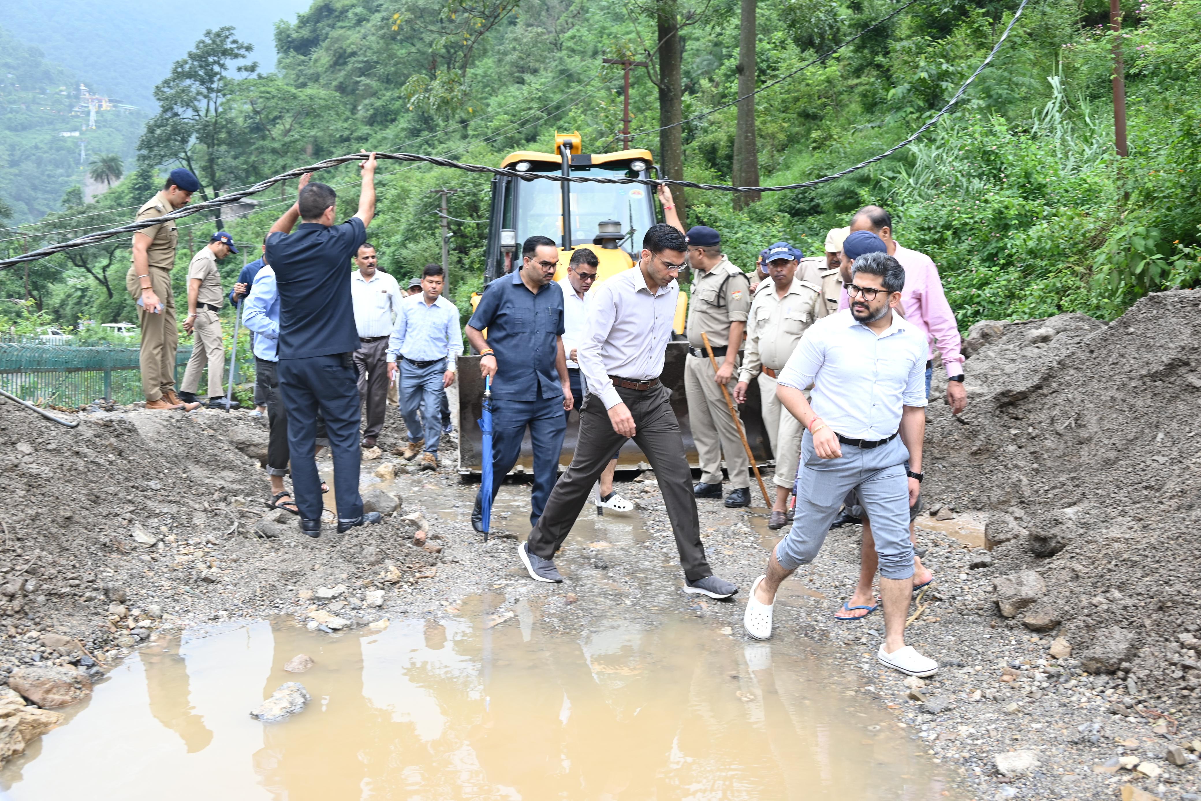 आपदा प्रभावित क्षेत्रों का दौरा करते डीएम।