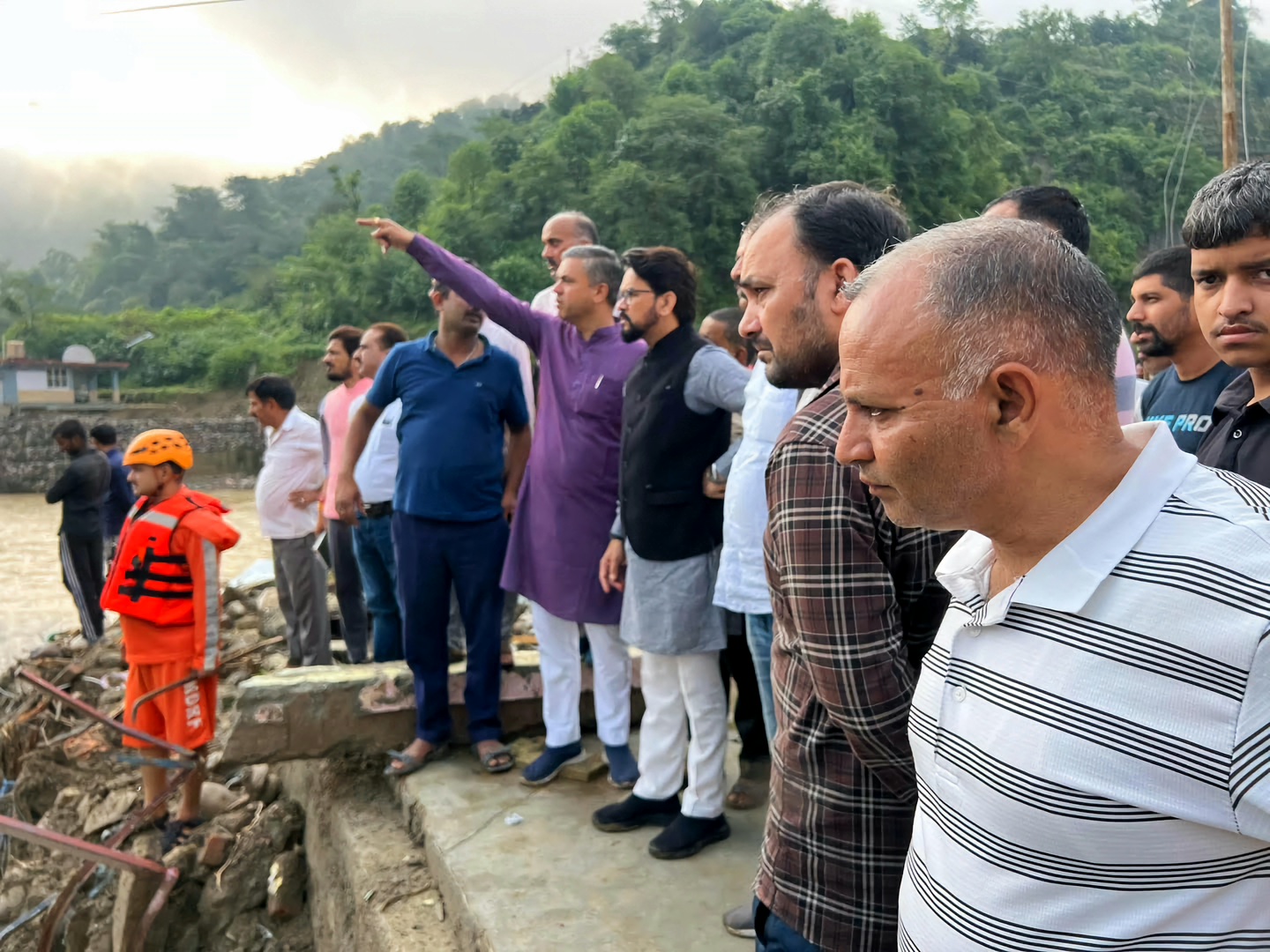 अनुराग ठाकुर ने इस क्षेत्र में हुई भारी जान-माल की हानि पर गहरा दुःख व्यक्त किया