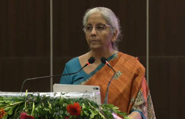 कार्यक्रम को संबोधित करते हुए वित्त मंत्री सीतारमण कार्यक्रम को संबोधित करते हुए वित्त मंत्री सीतारमण