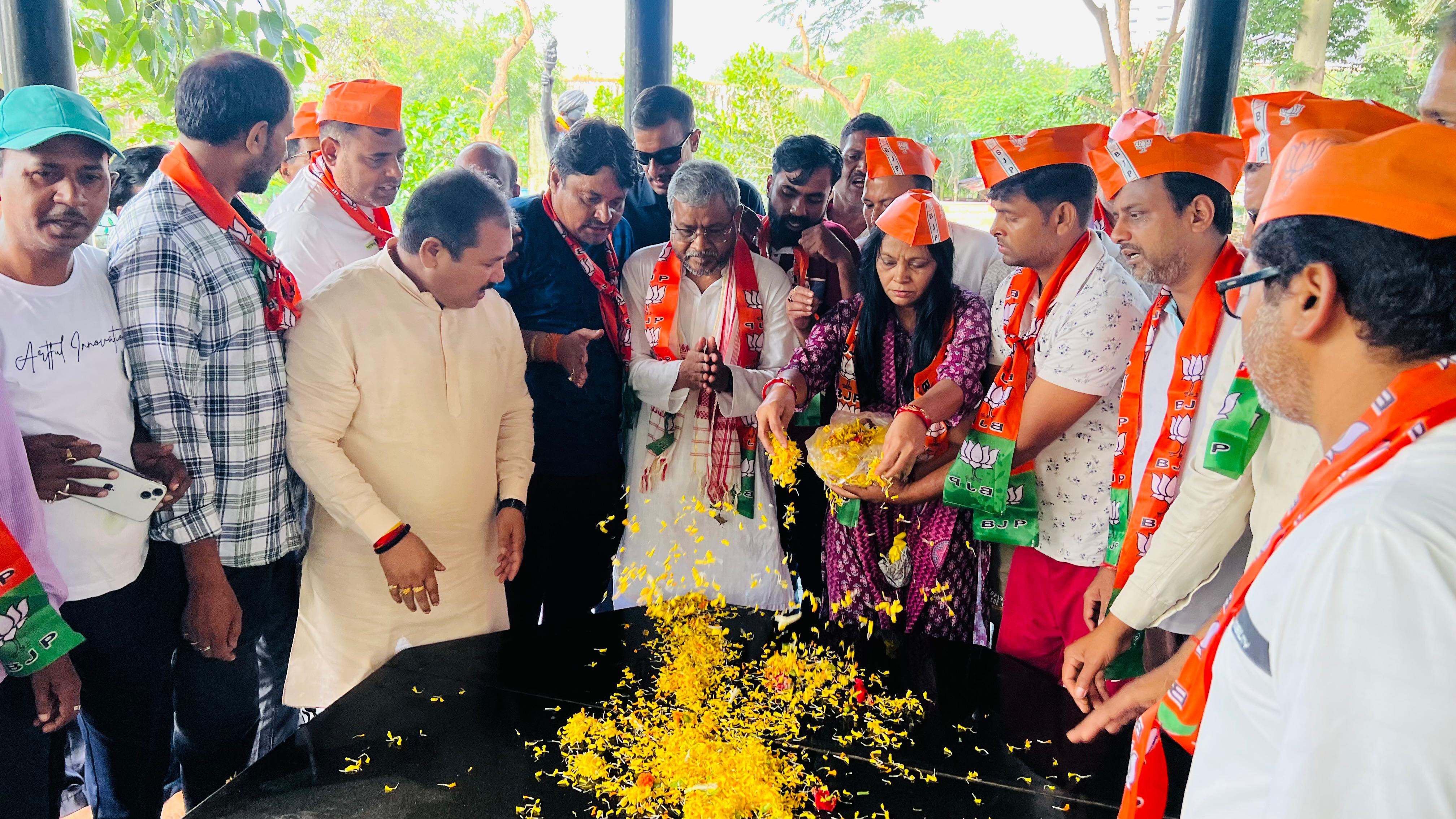 बिरसा मुंडा के समाधि स्थल पर श्रद्धांजलि देते हुए बाबूलाल बिरसा मुंडा के समाधि स्थल पर श्रद्धांजलि देते हुए बाबूलाल
